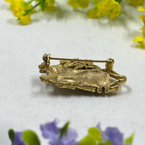 Danecraft Signed Vintage Gold Plated and Enamel Lion and Friends Brooch - Picture 6 of 7